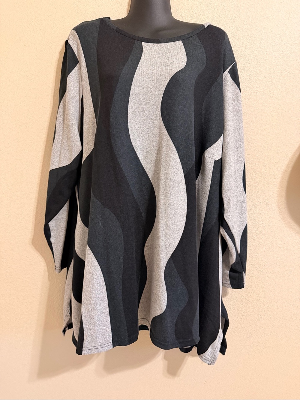 Relaxed Wavy Crewneck Top in Black & Gray